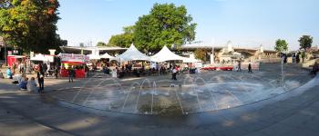 Portland Saturday Market and the Naito Fountain in Waterfront Park